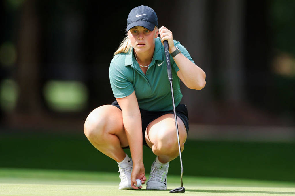 Maja Stark reads a putt